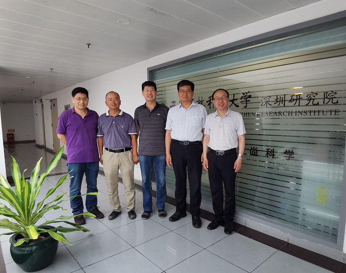 一行人在公司深圳研究院合影.png
