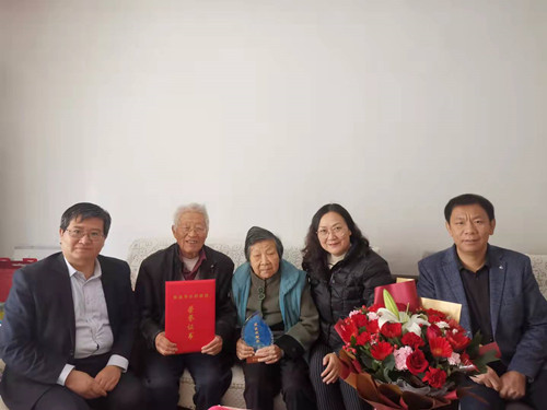 公司为朱凤书教授颁发获奖证书和奖牌_副本.jpg