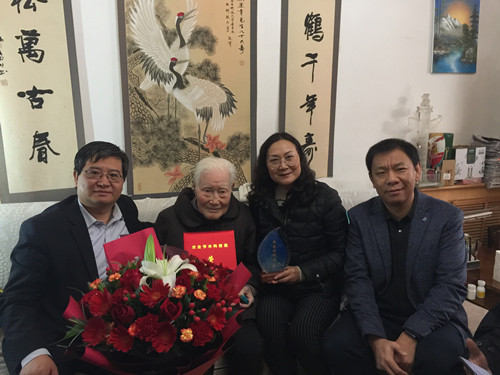 公司为熊运章教授颁发获奖证书和奖牌_副本.jpg